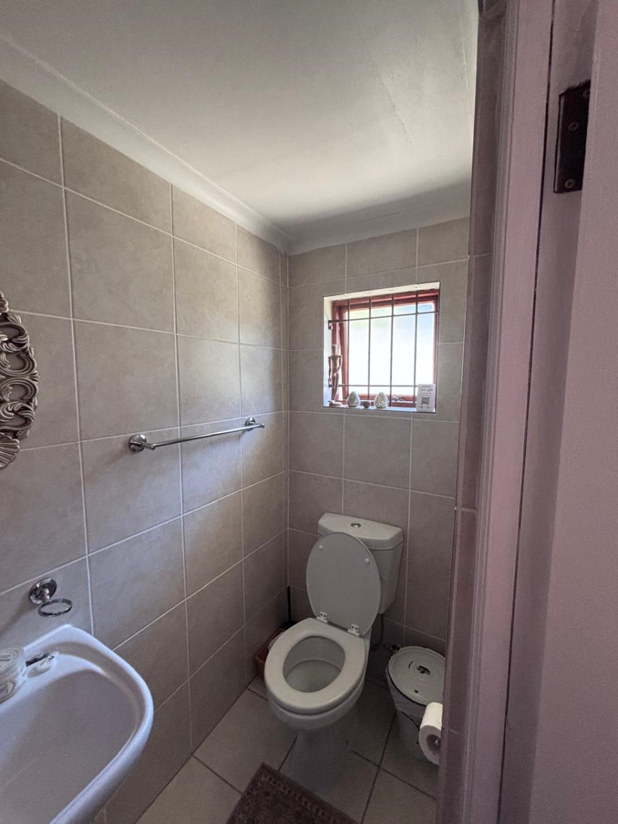 To Let 1 Bedroom Property for Rent in Loevenstein Western Cape